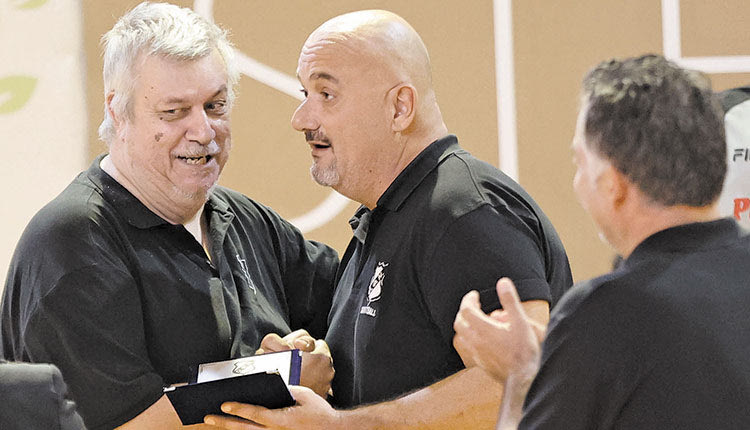 Τον προπονητή Κώστα Σορώτο βράβευσε η διοίκηση του ΟΦΗ