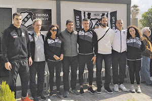 Ο κ. Αυγενάκης με τους προπονητές στίβου του ΟΦΗ στα εγκαίνια