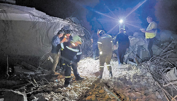 Οι άνδρες της ΕΜΑΚ υπερέβαλαν εαυτούς για τη διάσωση του 8χρονου γιου και τον απεγκλωβισμό της σορού της μητέρας