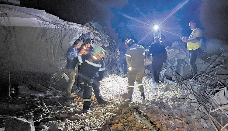 Οι άνδρες της ΕΜΑΚ υπερέβαλαν εαυτούς για τη διάσωση του 8χρονου γιου και τον απεγκλωβισμό της σορού της μητέρας