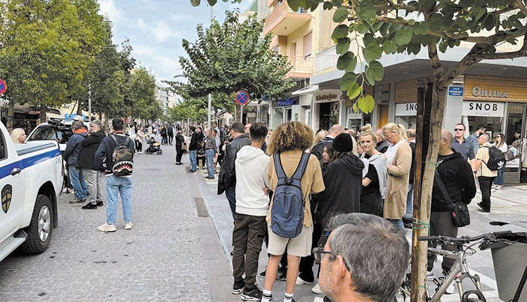 Η απολογία της 38χρονης συγκέντρωσε πολλούς... περίεργους έξω από το Δικαστικό Μέγαρο