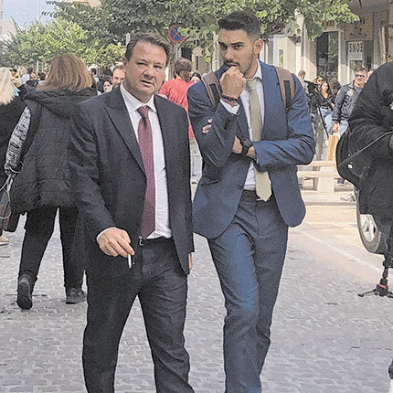 Οι δικηγόροι της κατηγο-ρούμενης Α. Λύτρας και Μ. Δρακωνάκης