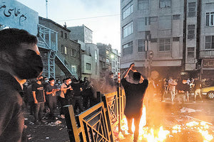 ΜΕΤΑ ΤΗ ΔΟΛΟΦΟΝΙΑ ΤΗΣ ΑΜΙΝΙ: Το Ιράν πνίγει στο αίμα τις διαδηλώσεις