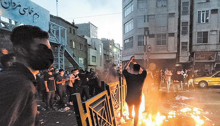 ΜΕΤΑ ΤΗ ΔΟΛΟΦΟΝΙΑ ΤΗΣ ΑΜΙΝΙ: Το Ιράν πνίγει στο αίμα τις διαδηλώσεις