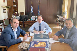 Συνάντηση μεταξύ του Στέλιου Πέτσα, του Μάξιμου Σενετάκη και του Δήμαρχου Αρχανών Αστερουσίων κ. Μανώλη Κοκοσάλη