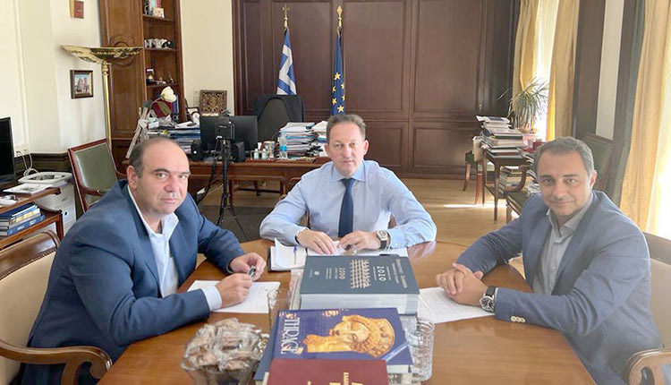 Συνάντηση μεταξύ του Στέλιου Πέτσα, του Μάξιμου Σενετάκη και του Δήμαρχου Αρχανών Αστερουσίων κ. Μανώλη Κοκοσάλη