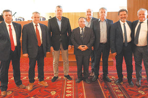 ο περιφερειάρχης Σταύρος Αρναουτάκης κατά τη βράβευσή του από τους διευθυντές ξενοδοχείων.