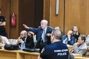 χαιρέτησε ναζιστικά ο δικηγόρος του Γιάννη Λαγού, Κωνσταντίνος Πλεύρης κατά τη δίκη της Χρυσής Αυγής