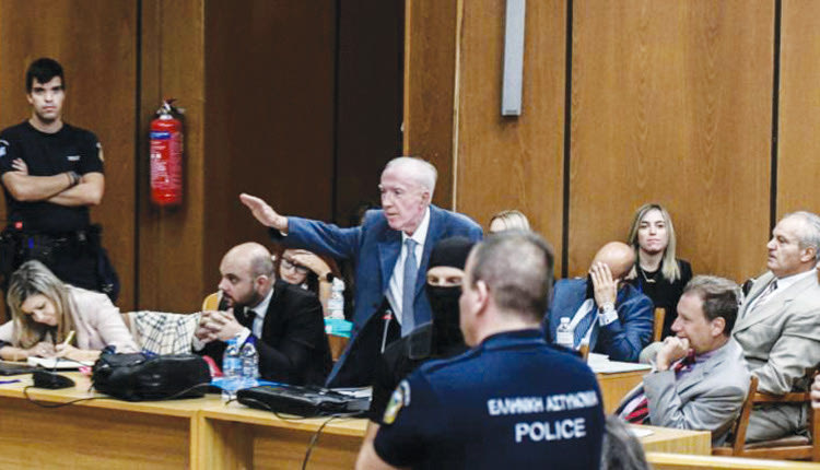 χαιρέτησε ναζιστικά ο δικηγόρος του Γιάννη Λαγού, Κωνσταντίνος Πλεύρης κατά τη δίκη της Χρυσής Αυγής