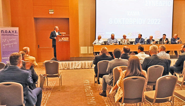 Σταύρος Αρναουτάκης μιλώντας στο Κολυμπάρι Χανίων  στη Γενική Συνέλευση της Πανελλαδικής ομοσπονδίας αυτοκινητιστών, υπεραστικών συγκοινωνιών.