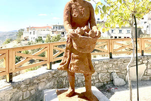 γλυπτό του με τίτλο «Μάνα Γη» δώρισε στη Γέργερη,ο ζωγράφος-γλύπτης, κ. Κώστας Παγωμένος