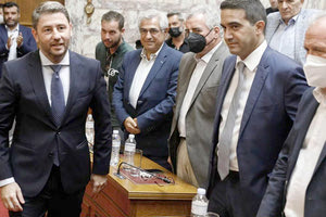 ε ο Νίκος Ανδρουλάκης, μιλώντας με τους βουλευτές του ΠΑΣΟΚ-Κινήματος Αλλαγής