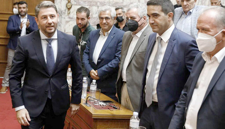 ε ο Νίκος Ανδρουλάκης, μιλώντας με τους βουλευτές του ΠΑΣΟΚ-Κινήματος Αλλαγής