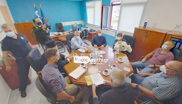 κάτοικοι της Ιεράπετρας σε διαμαρτυρία στην 7η Υπε Κρήτης στον Εσταυρωμένο