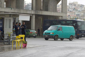 Παρουσία κλούβας των ΜΑΤ κάτοικοι  της Ιεράπετρας σε διαμαρτυρία στην 7η Υπε Κρήτης στον Εσταυρωμένο