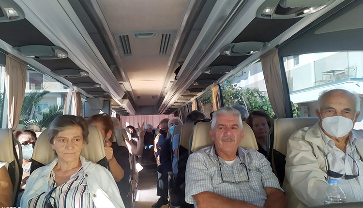 Πολλοί κάτοικοι ήρθαν με το λεωφορείο για να στηρίξουν το νοσοκομείο τους