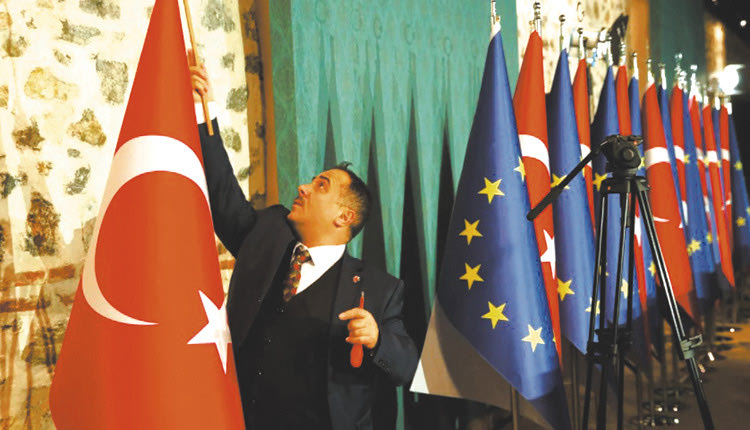«Κίτρινη κάρτα» στην εξέλιξη των ενταξιακών διαδικασιών της Τουρκίας για είσοδο στην Ευρωπαϊκή Ένωση