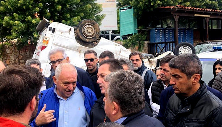 Στη «βομβαρδισμένη» περιοχή της Αγίας Πελαγίας ο πρόεδρος του ΟΑΣΠ Ευθύμιος Λέκκας