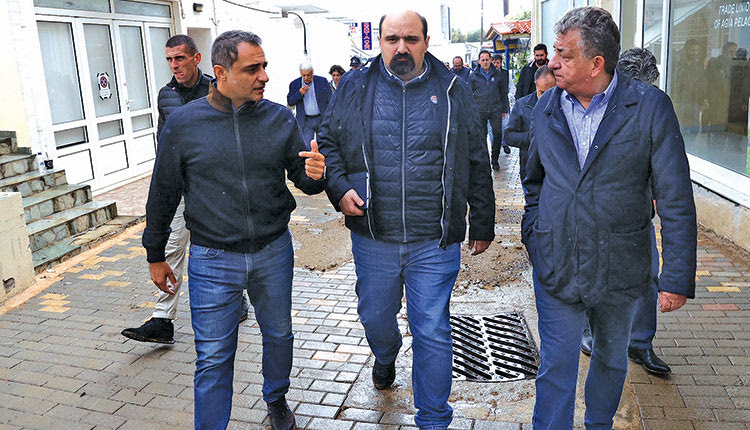 Στο πλευρό των πληγέντων ο Μάξιμος Σενετάκης