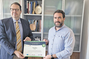 Διευθύνων σύμβουλος του ΟΛΗ και αντιδήμαρχος κρατούν το βραβείο που κέρδισε το Ηράκλειο στο διαγωνισμό “Greek Destinations”