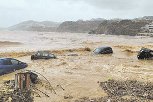 αυτοκίνητα στη θάλασσα από τις καταστροφικές πλημμύρες της Αγίας Πελαγίας