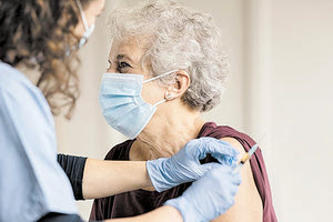 εμβολιασμός ηλικιωμένη