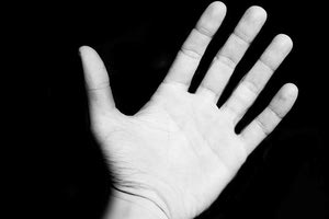 ζητά βοήθεια