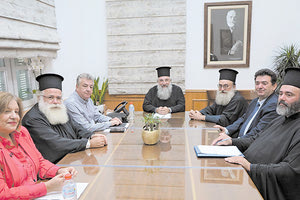 ο Περιφερειάρχης Κρήτης με αντιπροσωπεία της Ιεράς Συνόδου της Εκκλησίας Κρήτης για την αξιοποίηση κονδυλίων