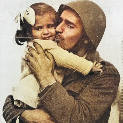 Φαντάρος αποχαιρετά το μικρό παιδί του και αναχωρεί για το μέτωπο. 