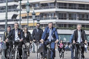 Ωραίες εικόνες από τη μία, μποτιλιάρισμα χιλιομέτρων και μεγάλη ταλαιπωρία στους οδηγούς  από την άλλη. Αιτία; Η ποδηλατάδα επί της λεωφόρου Νίκης, στη Θεσσαλονίκη, του βασιλικού ζεύγους της Ολλανδίας και του δήμαρχου της πόλης, Κωνσταντίνου Ζέρβα