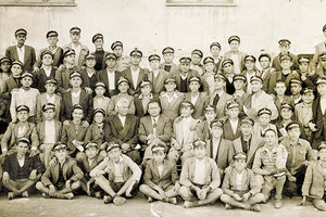 ΦΩΤΟΗΜΕΡΑΣ: Η 8η τάξη του 2ου Γυμνασίου Αρρένων Ηρακλείου (στο Καπετανάκειο) το έτος 1954. Τη φωτογραφία μας έδωσε ο κ. Παντερής Ηρακλής που αναζητά όσους αναγνωρίζουν τον εαυτό τους στη φωτογραφία.