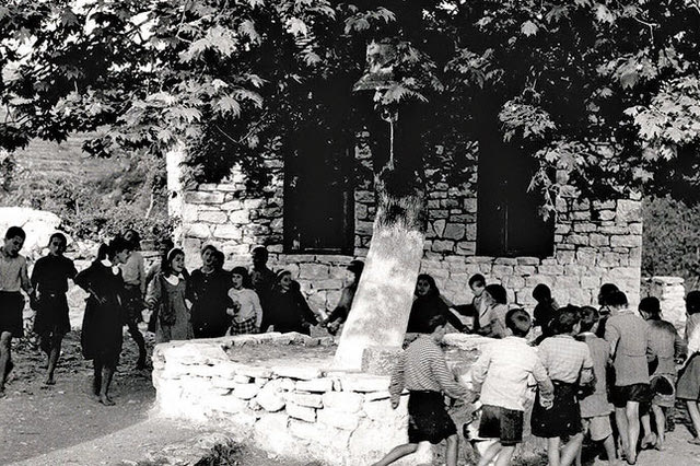 ΦΩΤΟΗΜΕΡΑΣ: Σε σχολείο της Κρήτης το 1963. (Φωτό e.bay).