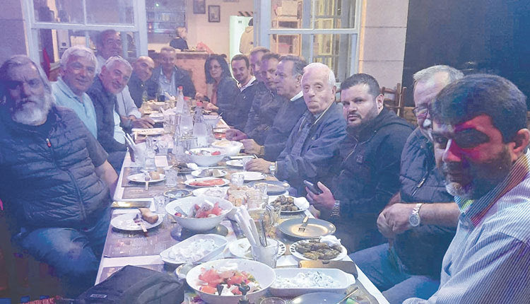 Μια παλιά “συνήθεια” που είναι κάτι σαν παράδοση στο Διοικητικό Συμβούλιο του Ερασιτέχνη ΟΦΗ, είναι αυτή που θέλει τα μέλη του Δ.Σ. μετά τις συνεδριάσεις, να πίνουν ένα... κρασί και να συζητούν πιο χαλαρά θέματα του συλλόγου και όχι μόνο.