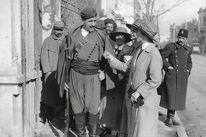 ΦΩΤΟΗΜΕΡΑΣ: Θεσσαλονίκη, περίοδος του Διχασμού. Αγγλίδες νοσηλεύτριες συζητούν με έναν Κρητικό σωματοφύλακα του Βενιζέλου το 1917.