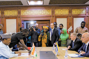 Στον Νίγηρα βρέθηκε ο Δένδιας και συναντήσε τον ομολογό του ΥΠΕΞ, H. Massoudou.  Στο επίκεντρο των συνομιλιών η σύσφιγξη των διμερών δεσμών και η ενίσχυση συνεργασίας εντός ΟΗΕ και Δ.Ο. Γαλλοφωνίας, το μεταναστευτικό-προσφυγικό, καθώς και οι προκλήσεις ασφαλείας στο Σαχέλ.