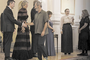 Προκάλεσαν τα σανδάλια που επέλεξε ο ιδιοκτήτης της Coco mat Πωλ Ευμορφίδης για το επίσημο γεύμα που παρέθεσε στο Προεδρικό Μέγαρο η Πρόεδρος της Δημοκρατίας Κατερίνα Σακελλαροπούλου, προς τιμή του βασιλικού ζεύγους της Ολλανδίας