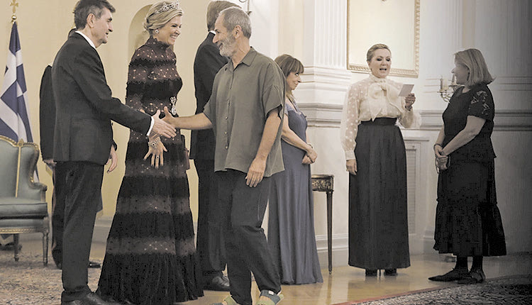 Προκάλεσαν τα σανδάλια που επέλεξε ο ιδιοκτήτης της Coco mat Πωλ Ευμορφίδης για το επίσημο γεύμα που παρέθεσε στο Προεδρικό Μέγαρο η Πρόεδρος της Δημοκρατίας Κατερίνα Σακελλαροπούλου, προς τιμή του βασιλικού ζεύγους της Ολλανδίας