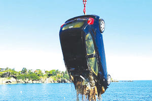 Ακόμα... ψαρεύουν τα οχήματα που πνίγηκαν στην πλημμύρα
