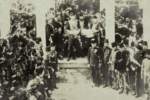 ΦΩΤΟΗΜΕΡΑΣ: Ο τελευταίος μουσουλμάνος Γενικός Διοικητής Κρήτης Τουρχάν πασάς διαβάζει το φιρμάνι του διορισμού του (Αρχείο Μουρέλλου. Ιστορικό Μουσείο Κρήτης, Εταιρεία Κρητικών Ιστορικών Μελετών)