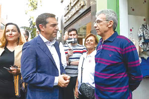 νας πολίτης κατήγγειλε στον πρόεδρο του ΣΥΡΙΖΑ, Αλέξη Τσίπρα, ο οποίος πραγματοποίησε επίσκεψη στο Χαλάνδρι και μίλησε με κόσμο, πως ο Ανδρέας Πάτσης τού είχε στείλει μπράβους λόγω χρεών που είχε