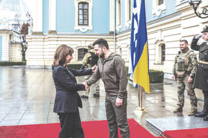 η Πρόεδρος της Δημοκρατίας Κατερίνα Σακελλαροπούλου κατά τη συνάντησή της με τον πρόεδρο Βολοντίμιρ Ζελένσκι στο Κίεβο,