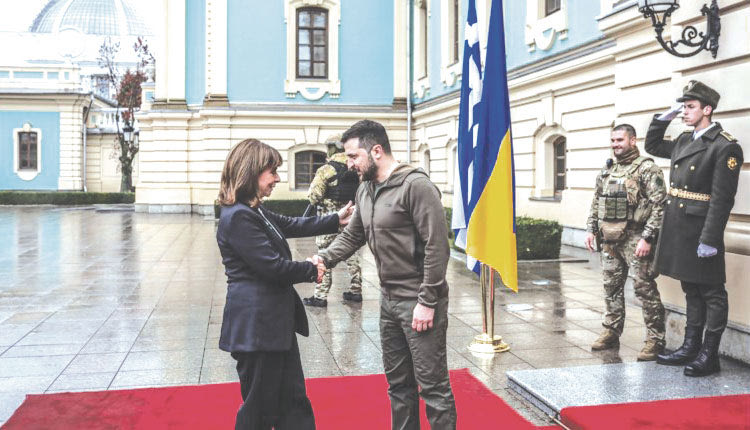 η Πρόεδρος της Δημοκρατίας Κατερίνα Σακελλαροπούλου κατά τη συνάντησή της με τον πρόεδρο Βολοντίμιρ Ζελένσκι στο Κίεβο,