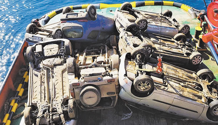 Ακόμα... ψαρεύουν τα οχήματα που πνίγηκαν στην πλημμύρα