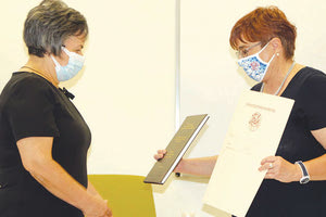 Απονομή τιμητικού διδακτορικού τίτλου από τον πρύτανη του ΠΚ δια χειρός της προέδρου του Τμήματος, καθηγήτριας Άννας Μητράκη, στη μητέρα του Γιάννη Ταμιωλάκη, κ. Ειρήνη Κανακουσάκη -Ταμιωλάκη, το καλοκαίρι του 2021