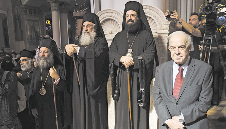 Στη χειροτονία παρευρέθηκαν πιστοί, ιεράρχες και εκπρόσωποι της πολιτικής ζωής του τόπου