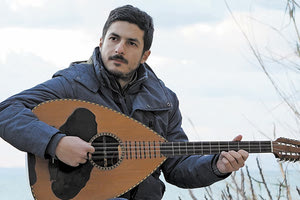 Ο ΚΡΗΤΙΚΟΣ ΚΑΛΛΙΤΕΧΝΗΣ ΑΛΕΞΗΣ ΑΛΕΒΙΖΑΚΗΣ ΜΙΛΑ ΣΤΗΝ «Π» ΜΕ ΑΦΟΡΜΗ ΤΗΝ ΠΡΩΤΗ ΤΟΥ ΔΙΣΚΟΓΡΑΦΙΚΗ ΔΟΥΛΕΙΑ «Αισθάνομαι την ανάγκη να ανταποδώσω ό,τι έχω πάρει»