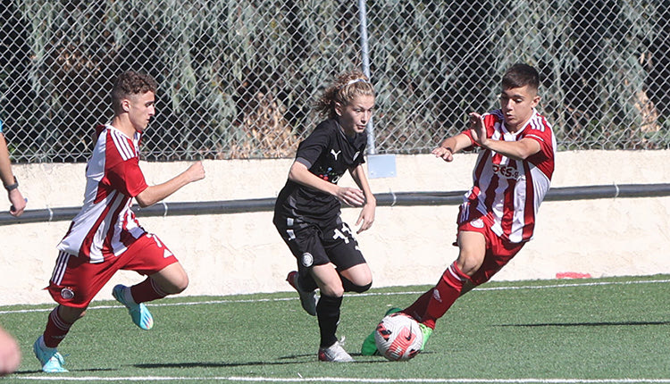 Στιγμιότυπο από το παιχνίδι των Κ-15 του ΟΦΗ με τον Ολυμπιακό