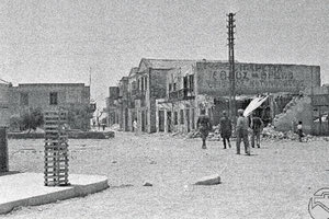 ΦΩΤΟΗΜΕΡΑΣ: 1941, Ιταλοί στους βομβαρδισμένους δρόμους της Ιεράπετρας.