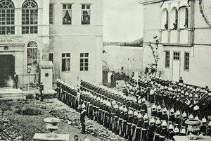 ΦΩΤΟΗΜΕΡΑΣ: 1906. Η είσοδος του πρίγκιπα Γεωργίου στο Ανάκτορο του Ηρακλείου. Είναι η παλιά Νομαρχία που κατεδαφίστηκε το 1951, τώρα είναι το πάρκο Θεοτοκόπουλου.