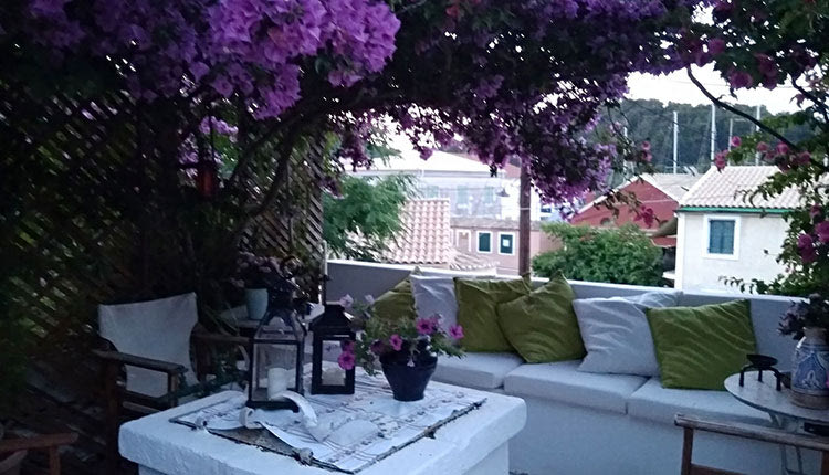 Γεμάτες λουλούδια οι βεράντες του πατρικού